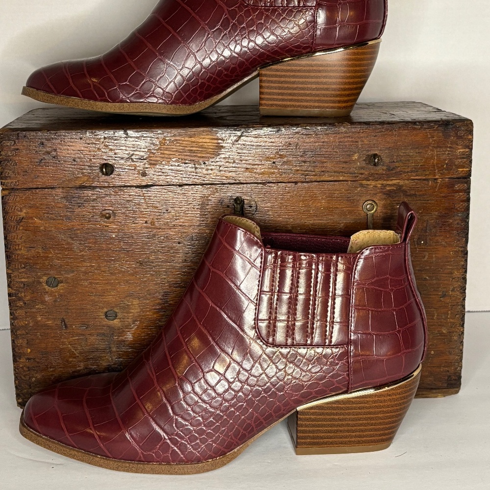 Size 7 New Direction Red Alligator Print Booties